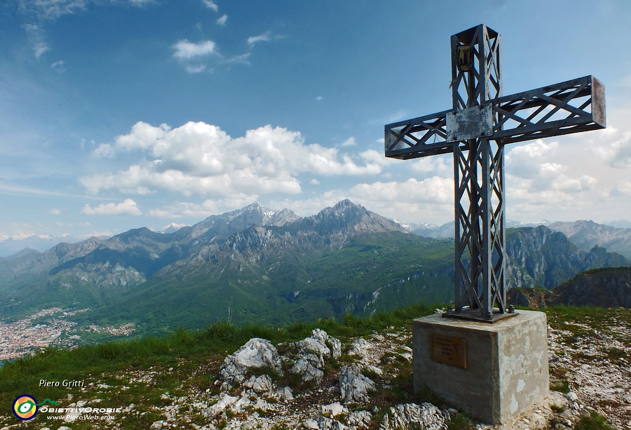45 La bella croce del Corno Occ. con Grigne e Legnobne da sfondo.JPG